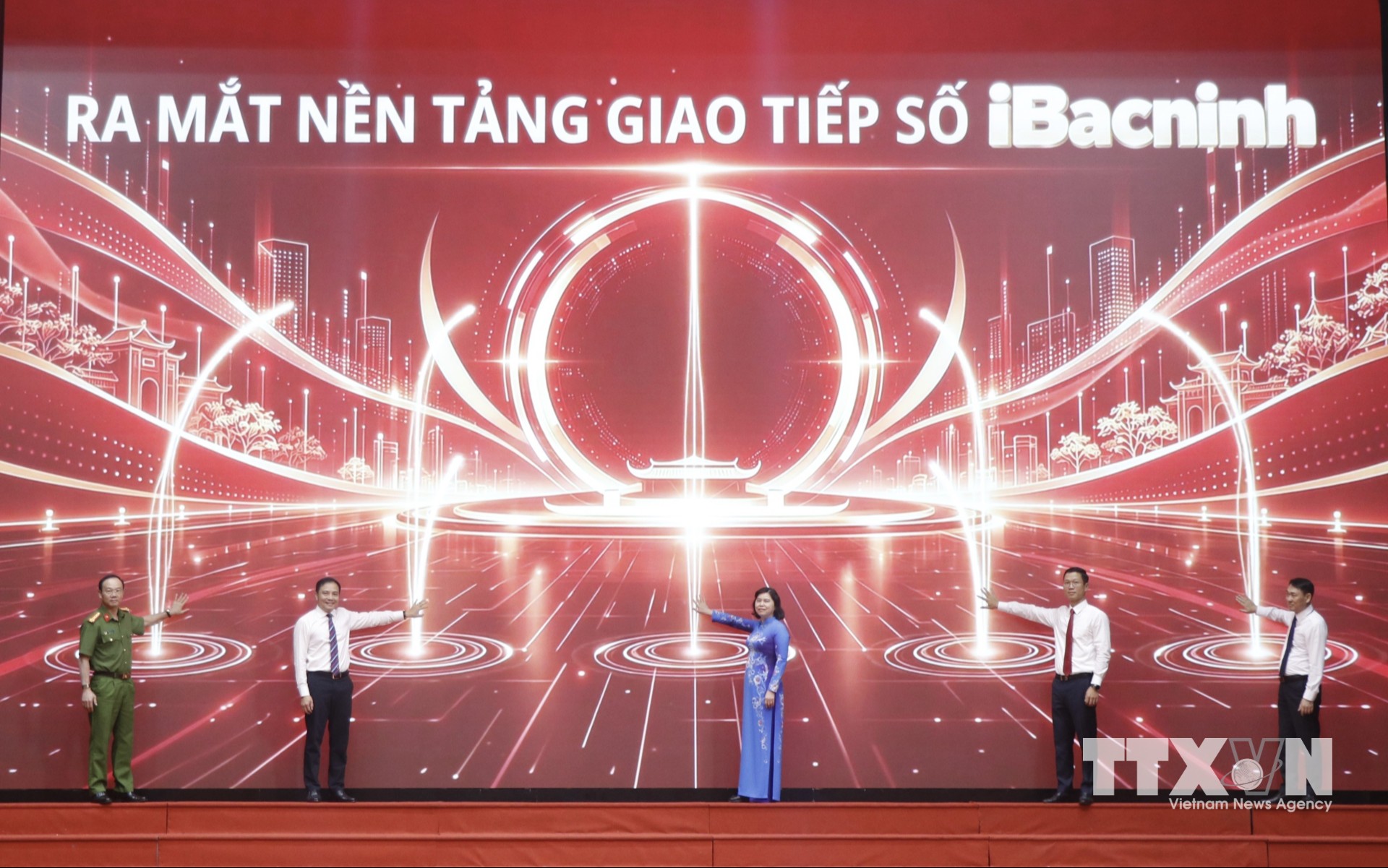 Các đại biểu thực hiện nghi lễ ra mắt nền tảng giao tiếp số giữa chính quyền với người dân và doanh nghiệp IBacninh. (Ảnh: Thanh Thương/TTXVN)